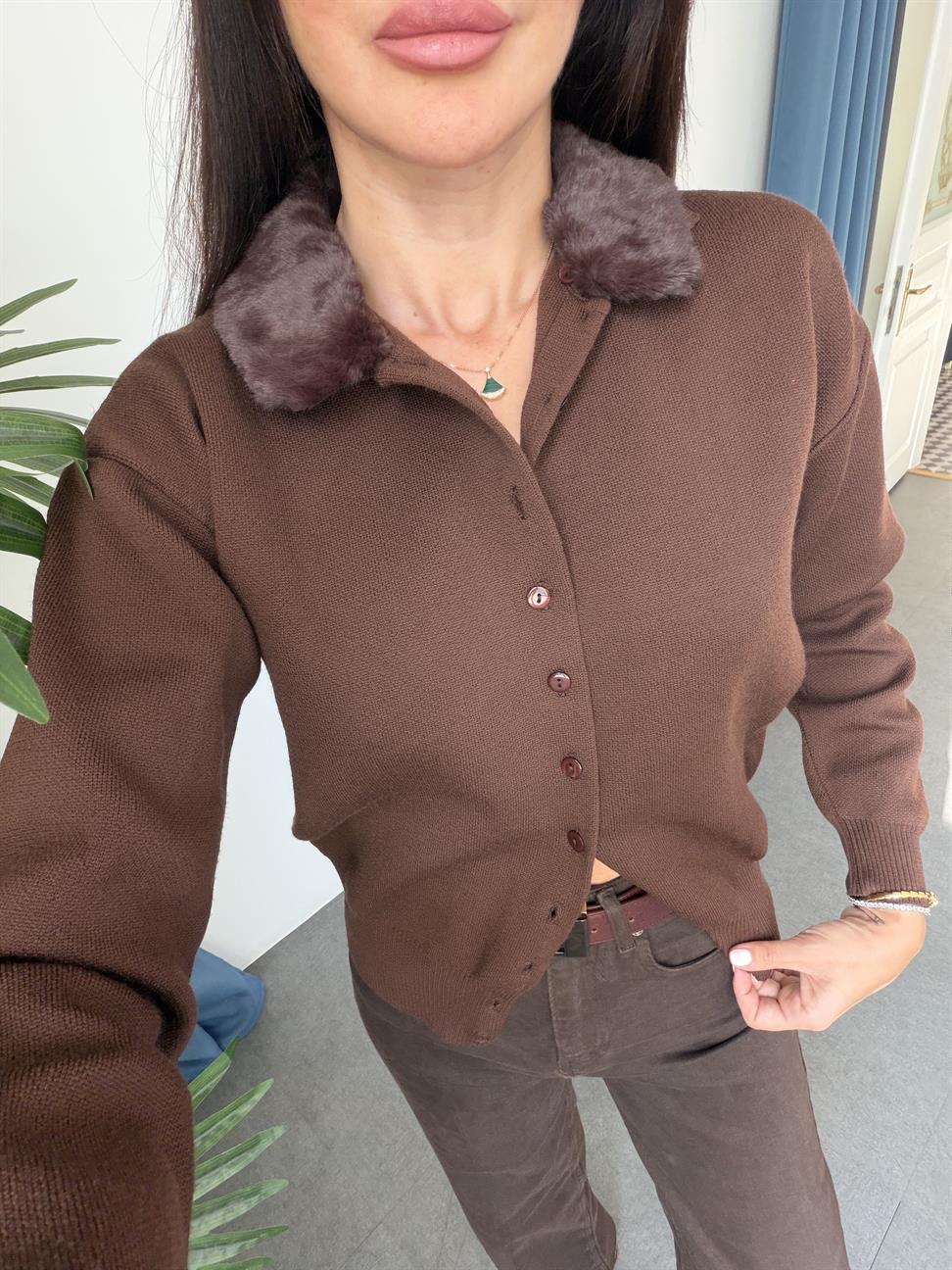 Koyu Kahve Kürk Yakalı Triko Hırka