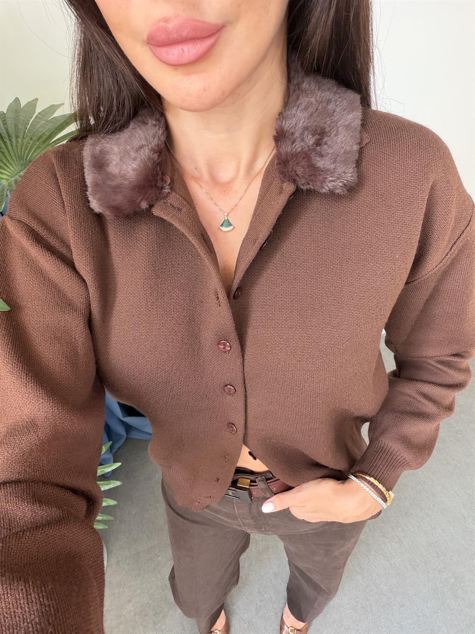 Koyu Kahve Kürk Yakalı Triko Hırka