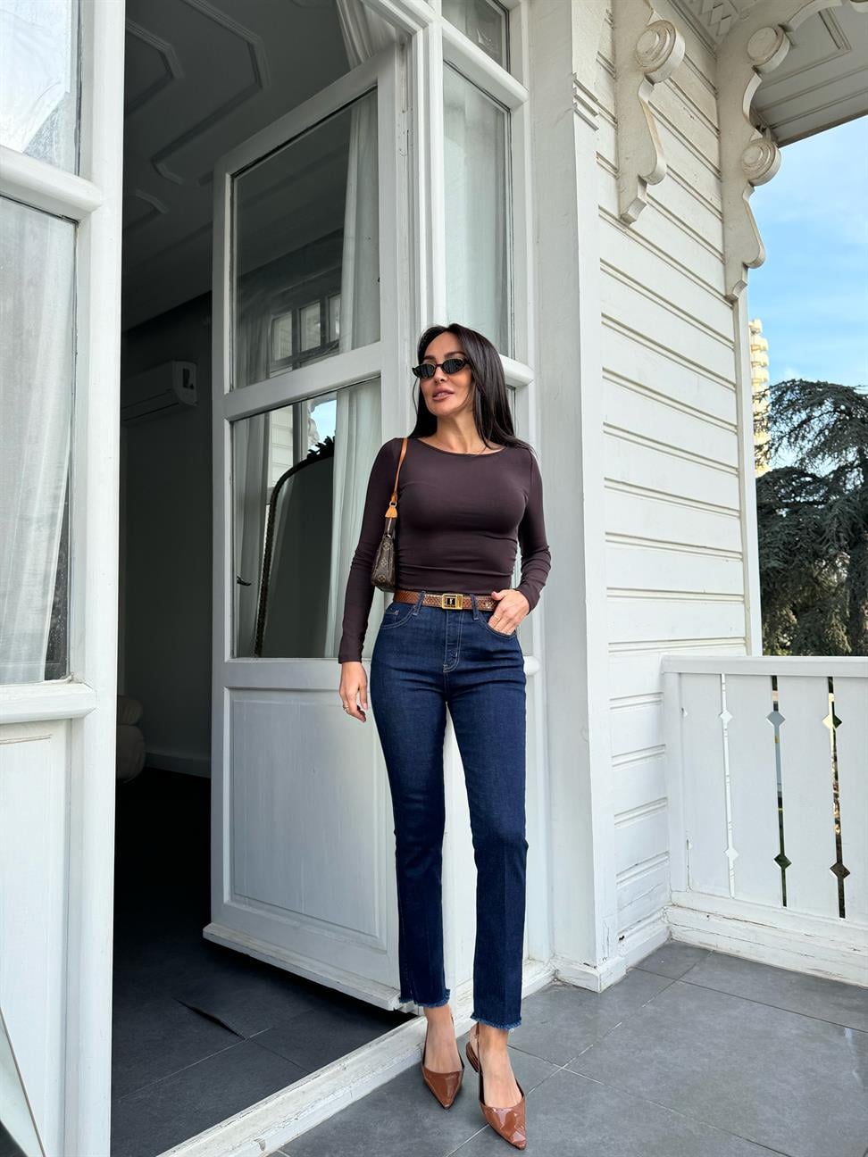 Koyu Mavi Paçası Püsküllü ve Yırtmaçlı Jean Pantolon