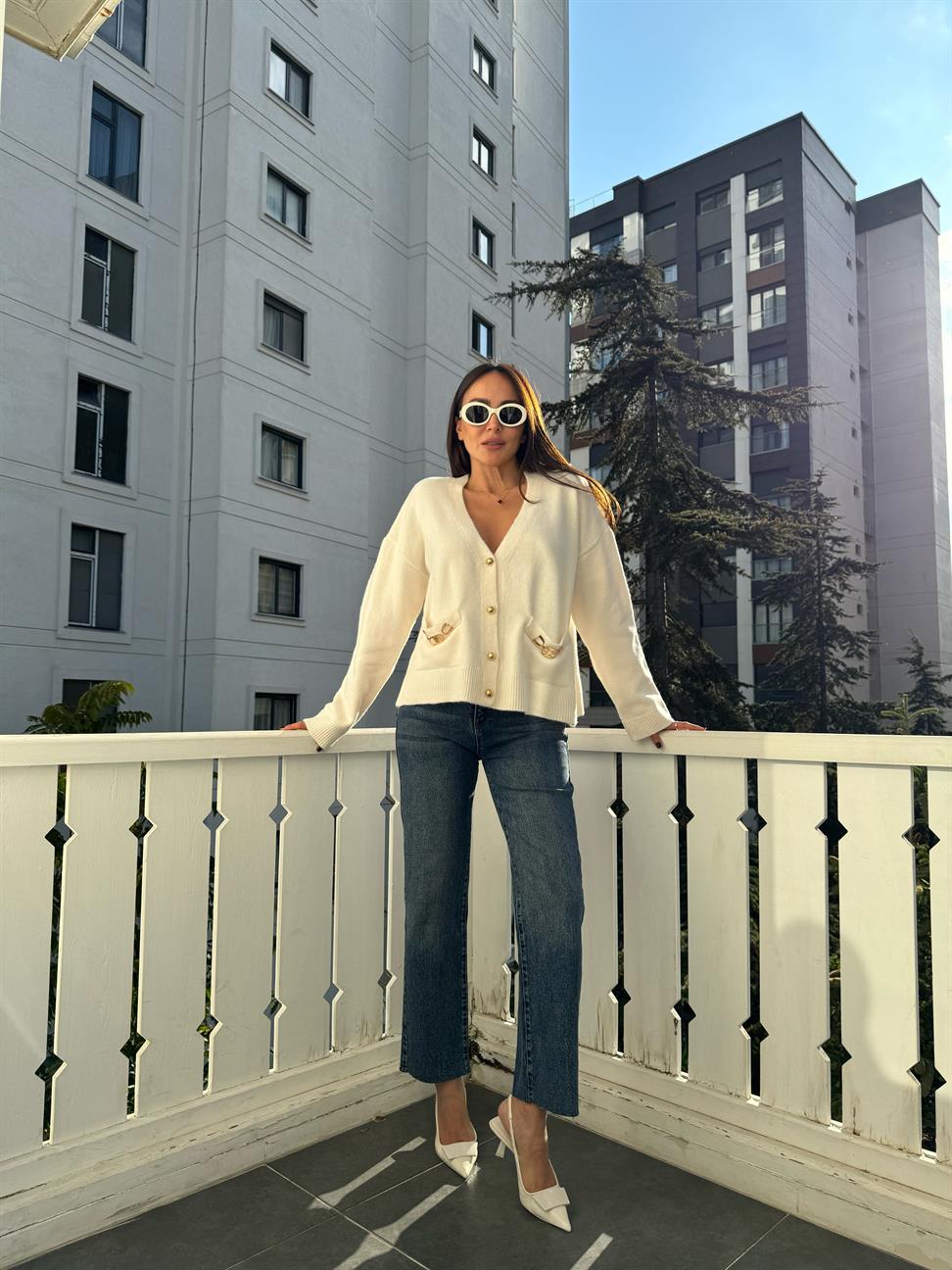 Krem Aksesuarlı Hırka