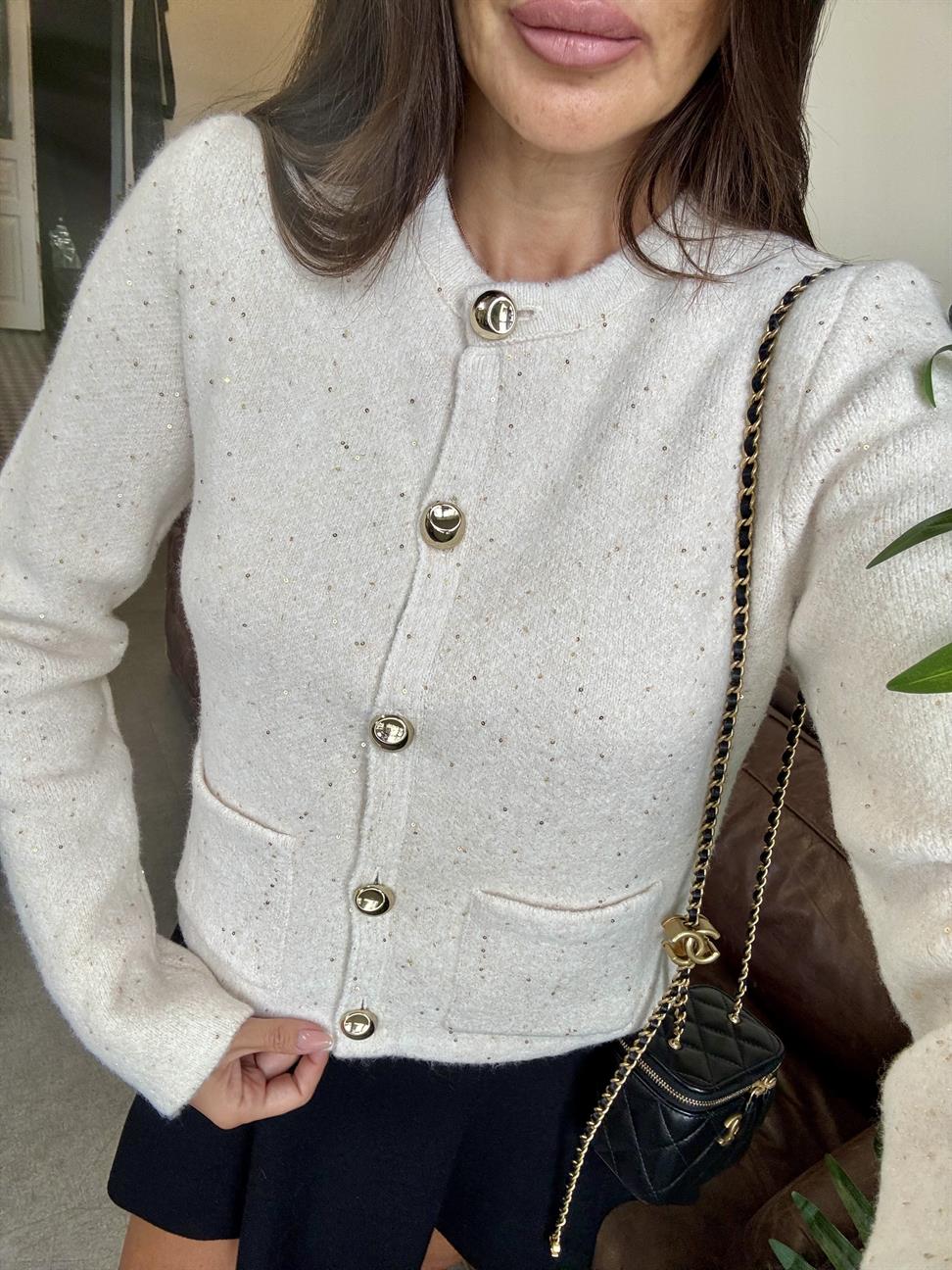 Krem Bisiklet Yaka Pullu Simli Düğmeli Triko Hırka