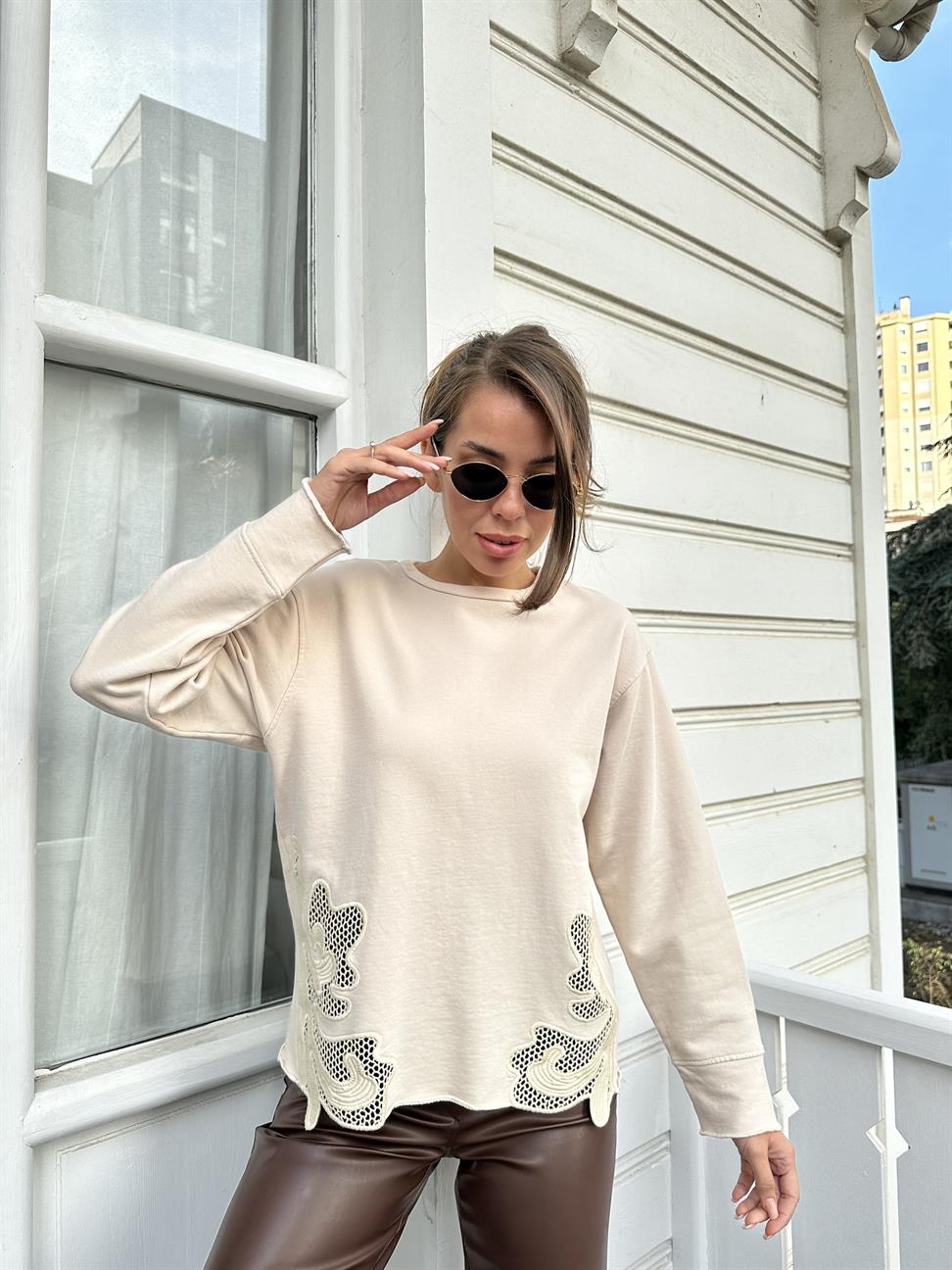 Krem Dantel Tasarımlı Sweatshirt