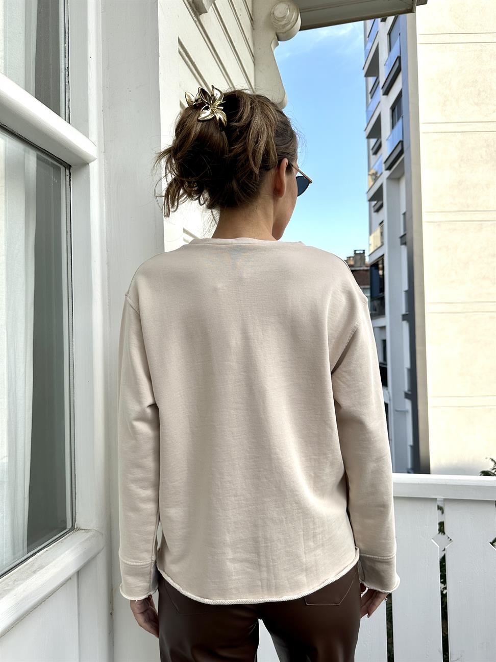 Krem Dantel Tasarımlı Sweatshirt