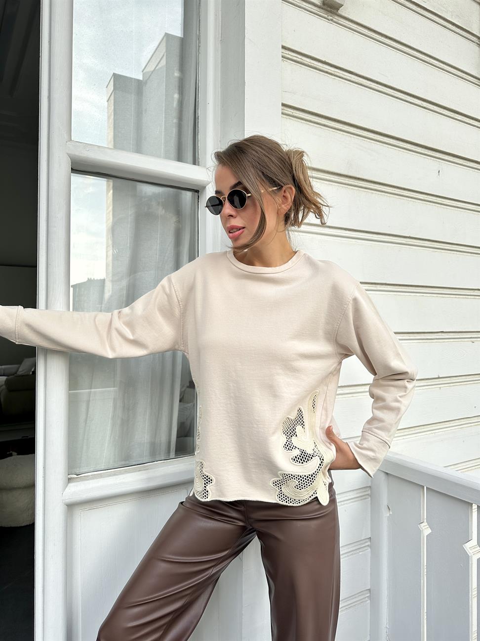 Krem Dantel Tasarımlı Sweatshirt