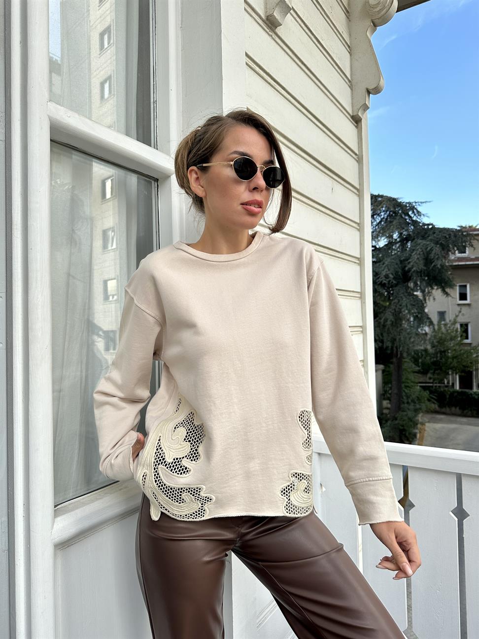 Krem Dantel Tasarımlı Sweatshirt