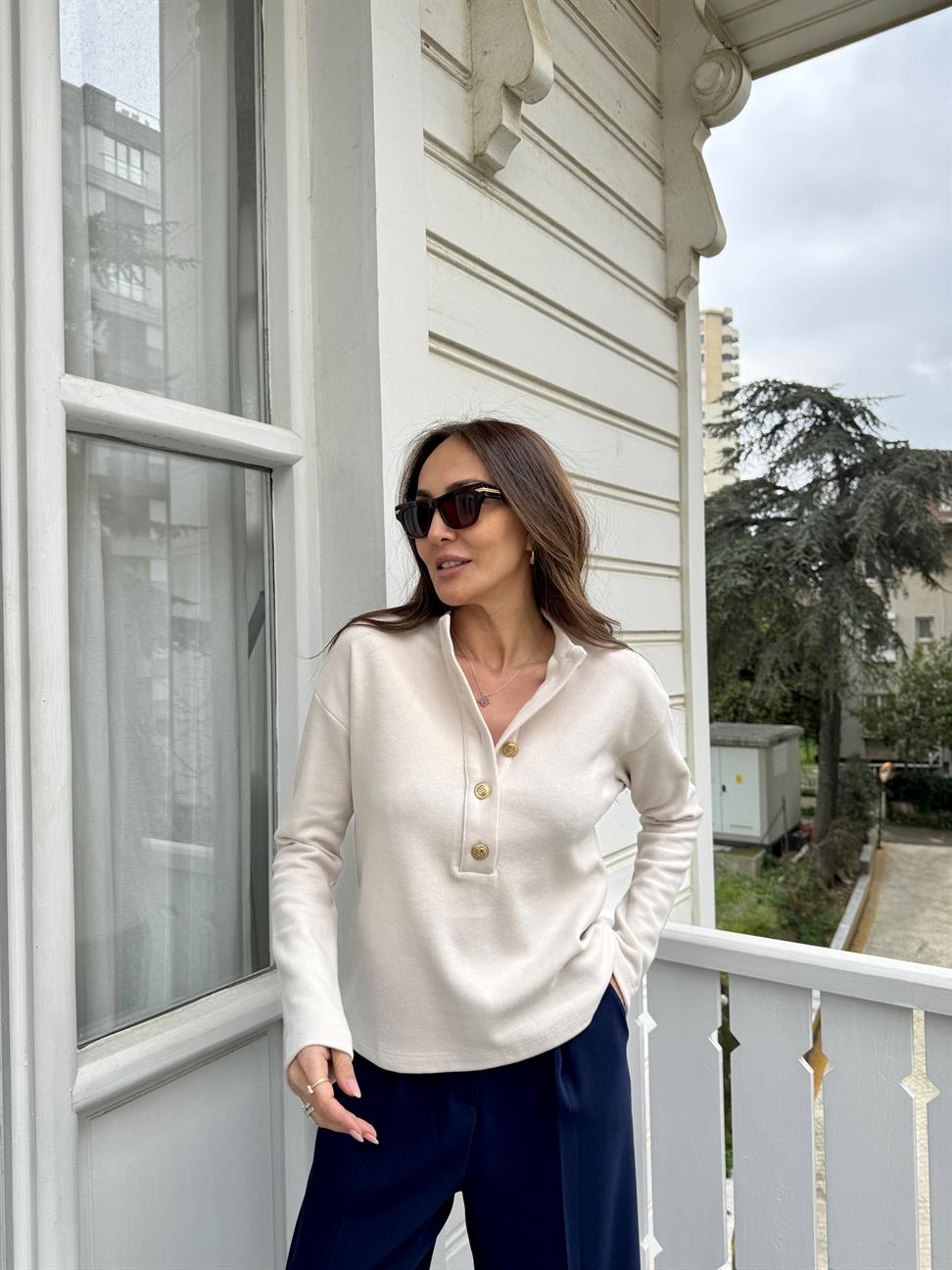 Krem Gold Düğmeli Bisiklet Yaka Kazak