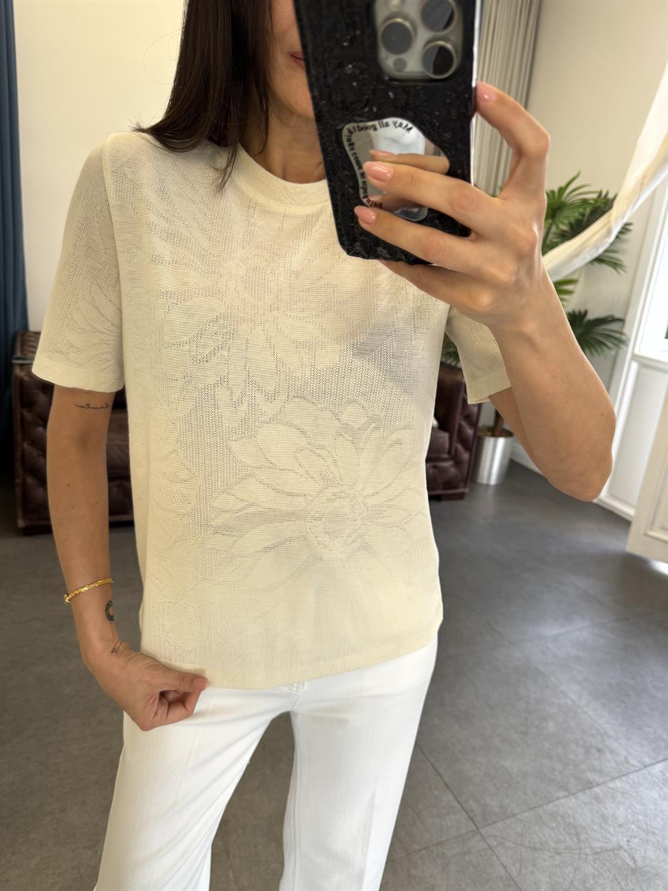 Krem Kendinden Desenli Kısa Kollu Tişört