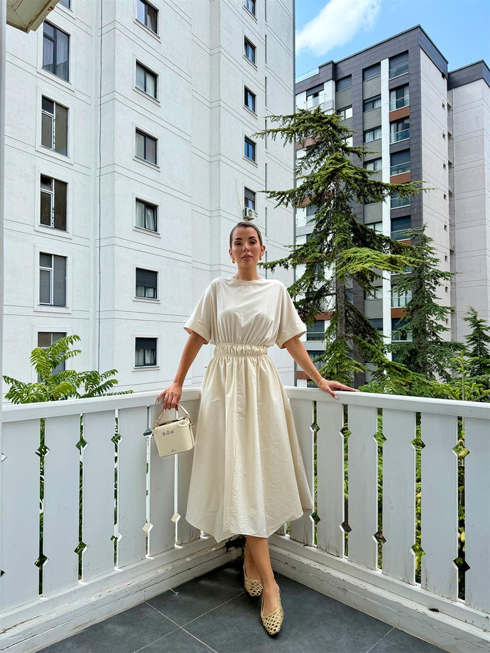 Krem Sırt Dekolteli Kısa Kol Elbise