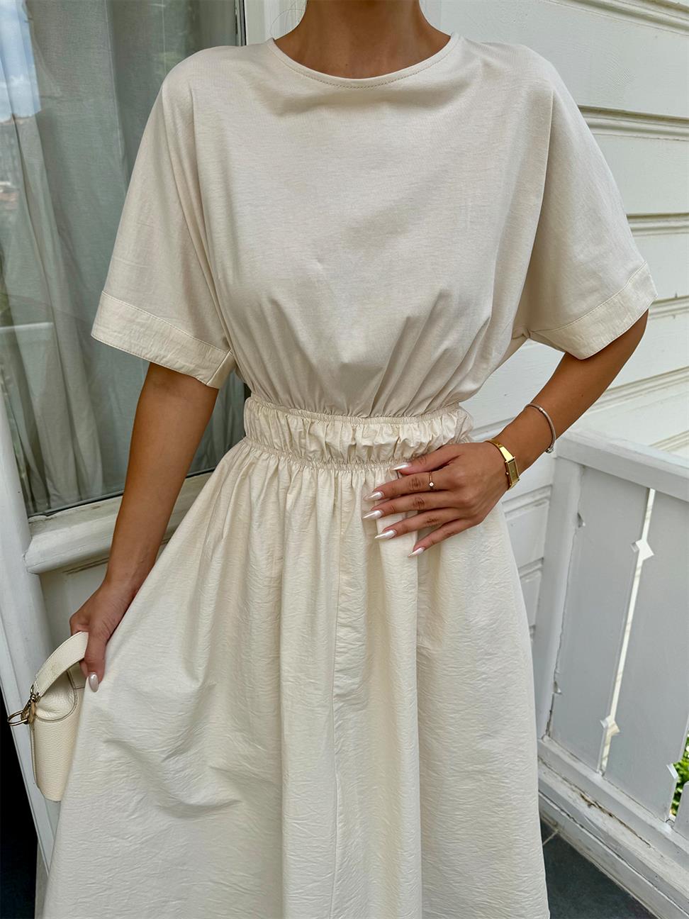 Krem Sırt Dekolteli Kısa Kol Elbise