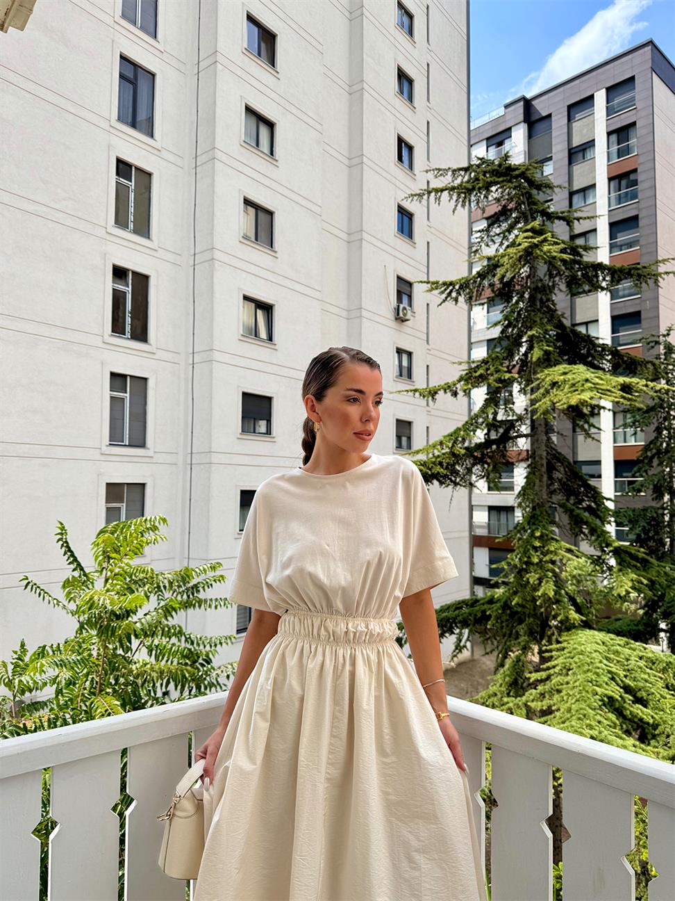 Krem Sırt Dekolteli Kısa Kol Elbise