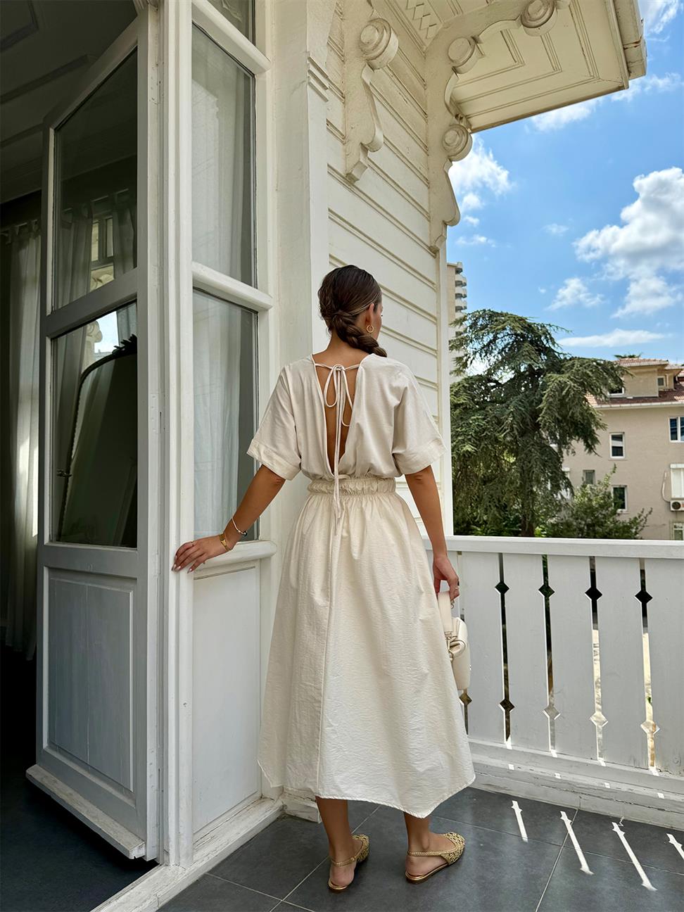 Krem Sırt Dekolteli Kısa Kol Elbise