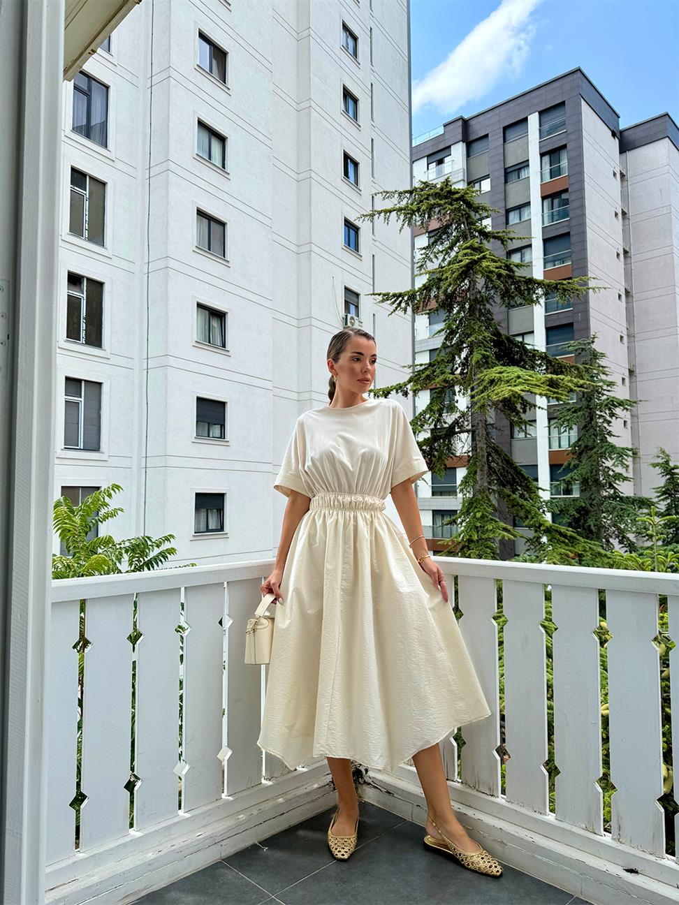 Krem Sırt Dekolteli Kısa Kol Elbise