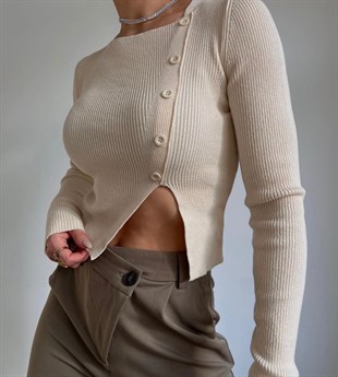 Krem Yandan Yırtmaç ve Düğme Detay Fitilli Bluz