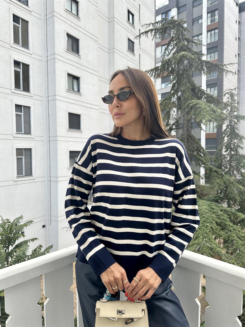 Lacivert Arkası Düğmeli Çizgili Kazak