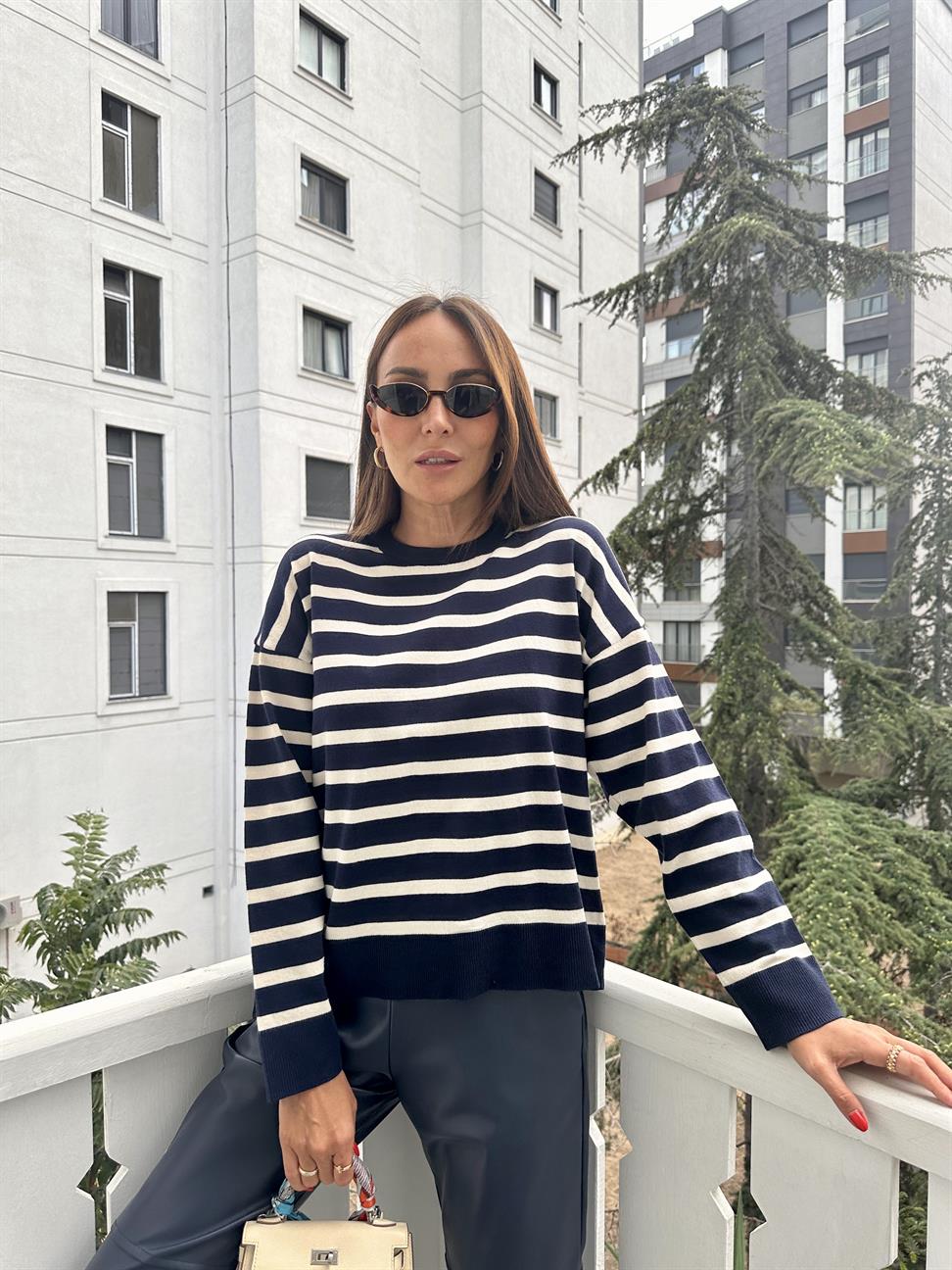 Lacivert Arkası Düğmeli Çizgili Kazak