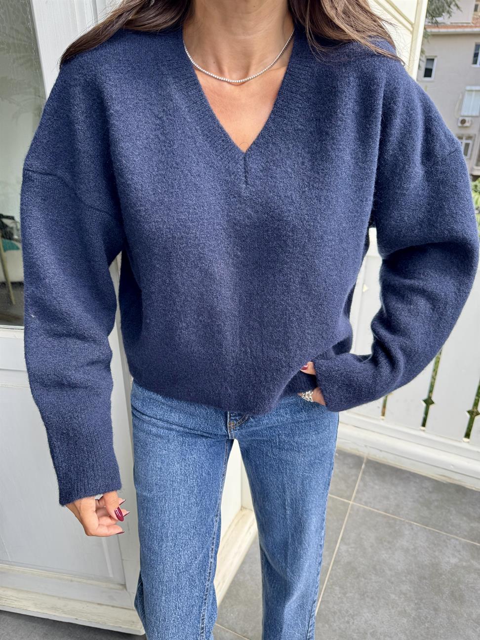 Lacivert V Yaka Yumuşak Dokulu Triko Kazak