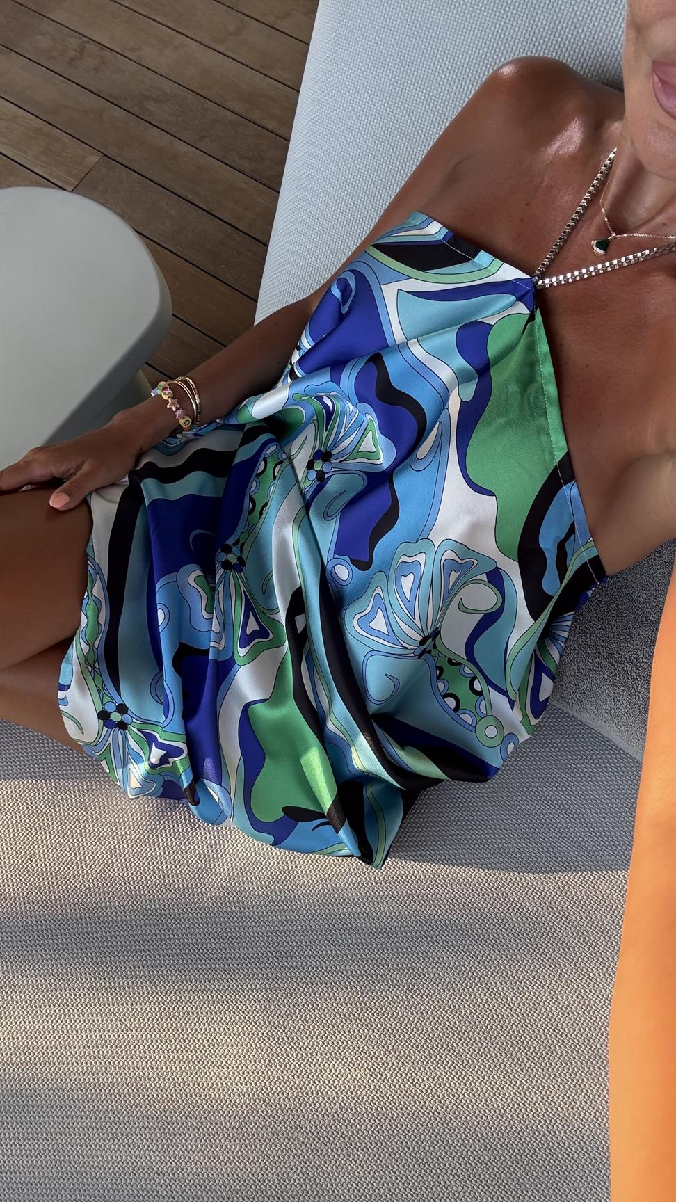 Mavi Desenli Boyundan Bağlamalı Elbise