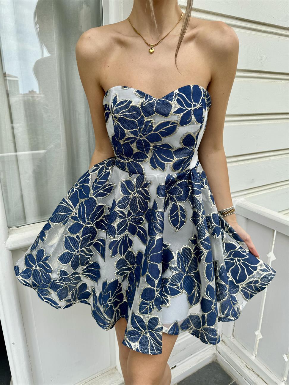 Mavi Gold İşlemeli Kuşaklı Straplez Elbise