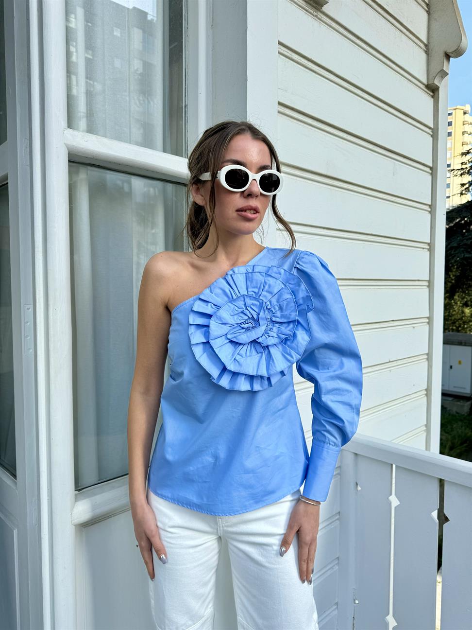 Mavi Tasarım Gül Detay Tek Kol Bluz