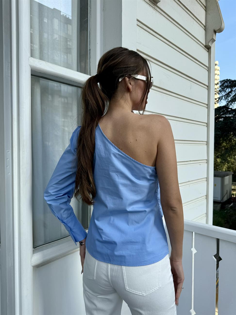 Mavi Tasarım Gül Detay Tek Kol Bluz