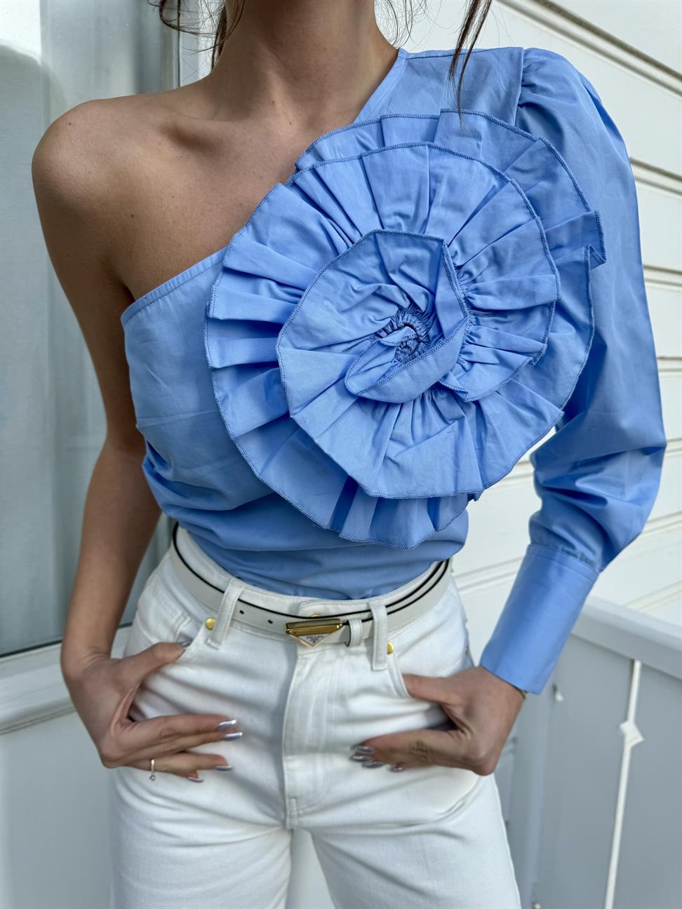 Mavi Tasarım Gül Detay Tek Kol Bluz