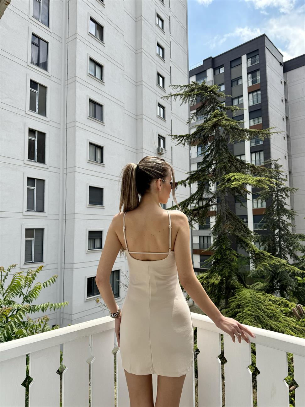 Nude Sırt Detaylı Mini Askılı Elbise
