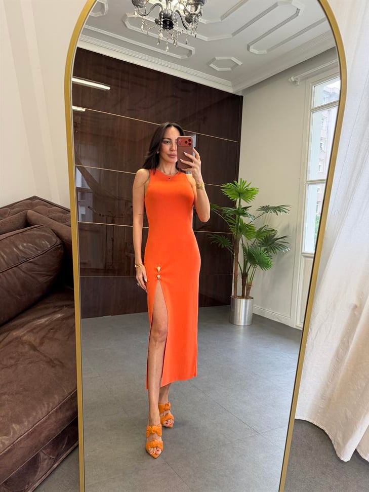 Oranj Aksesuar Detaylı Yırtmaçlı Triko Elbise