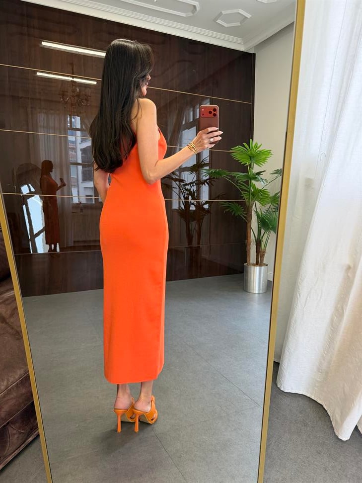 Oranj Aksesuar Detaylı Yırtmaçlı Triko Elbise