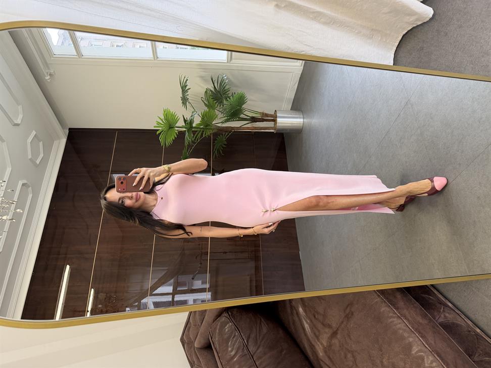 Pembe Aksesuar Detaylı Yırtmaçlı Triko Elbise