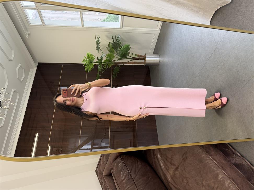 Pembe Aksesuar Detaylı Yırtmaçlı Triko Elbise