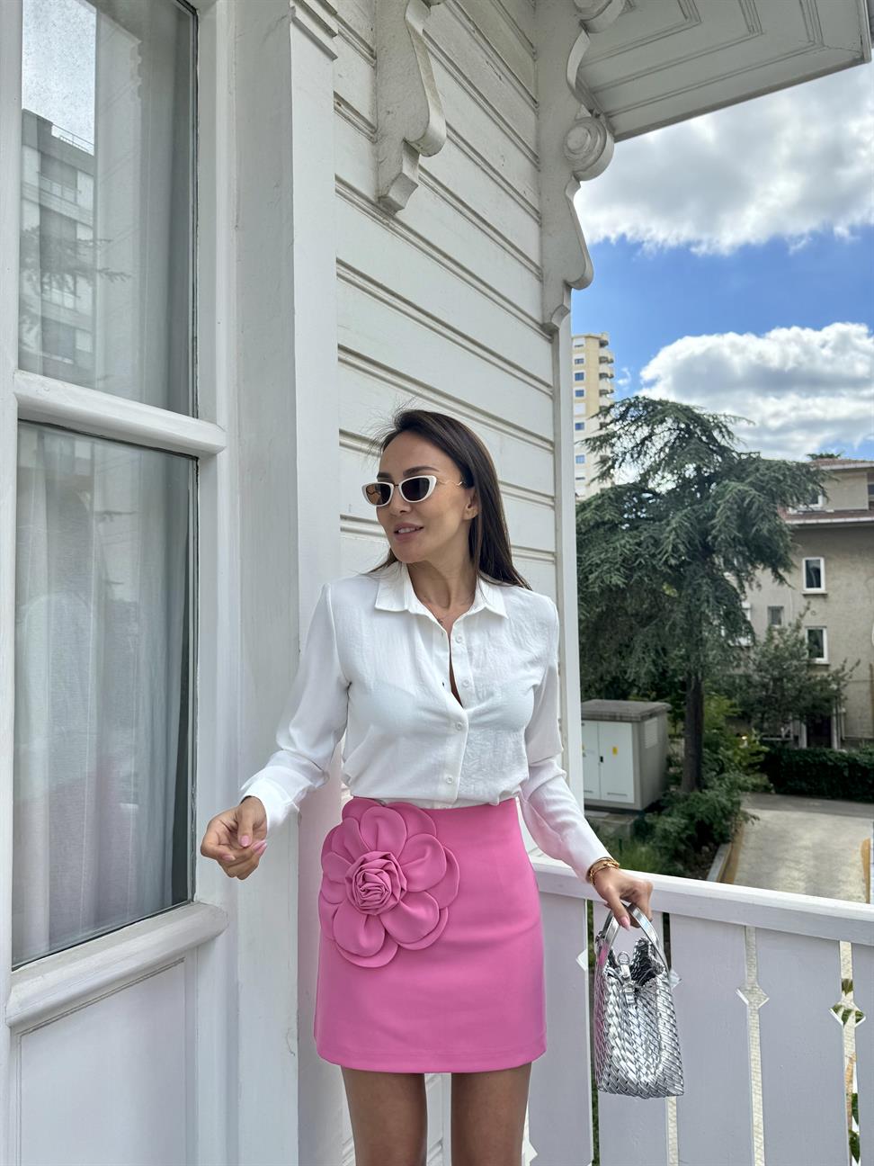 Pembe Çiçek Detay Mini Etek
