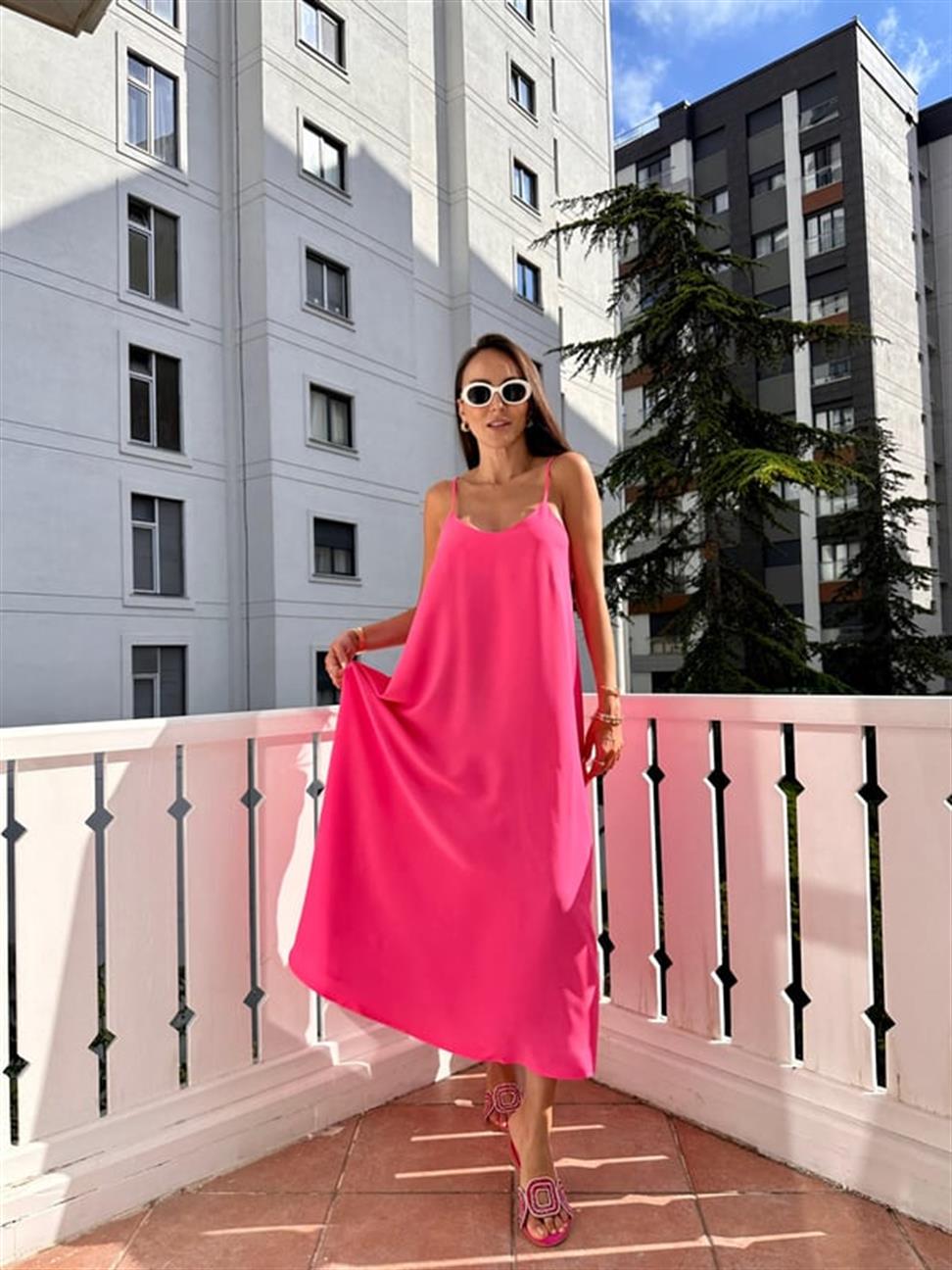 Pembe Etek Ucu Volanlı Uzun Elbise