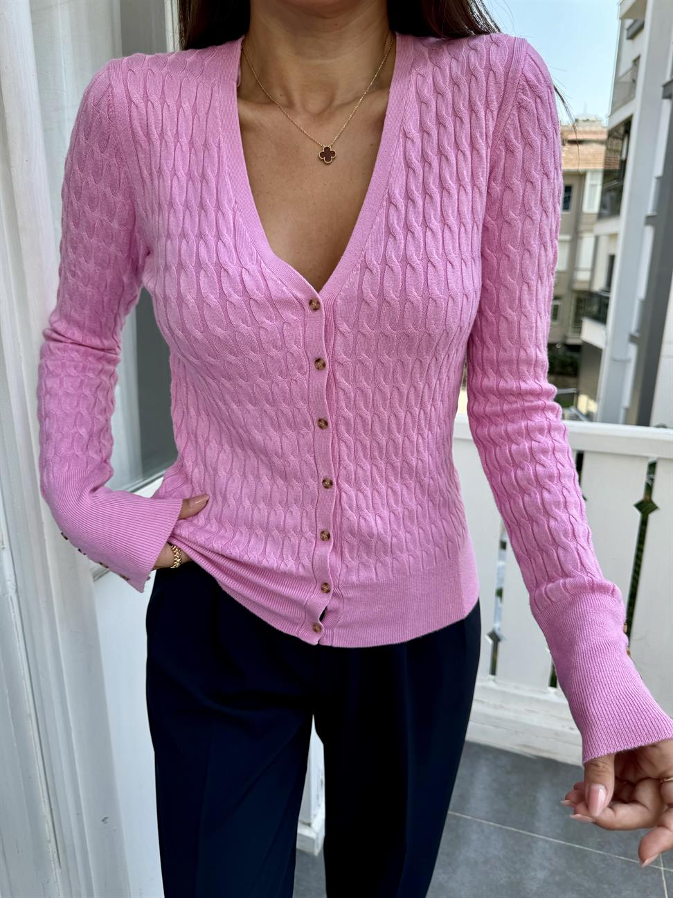 Pembe Kolları Düğmeli V Yaka Hırka