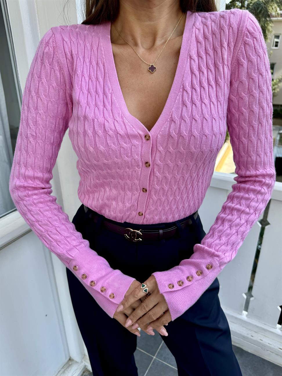 Pembe Kolları Düğmeli V Yaka Hırka