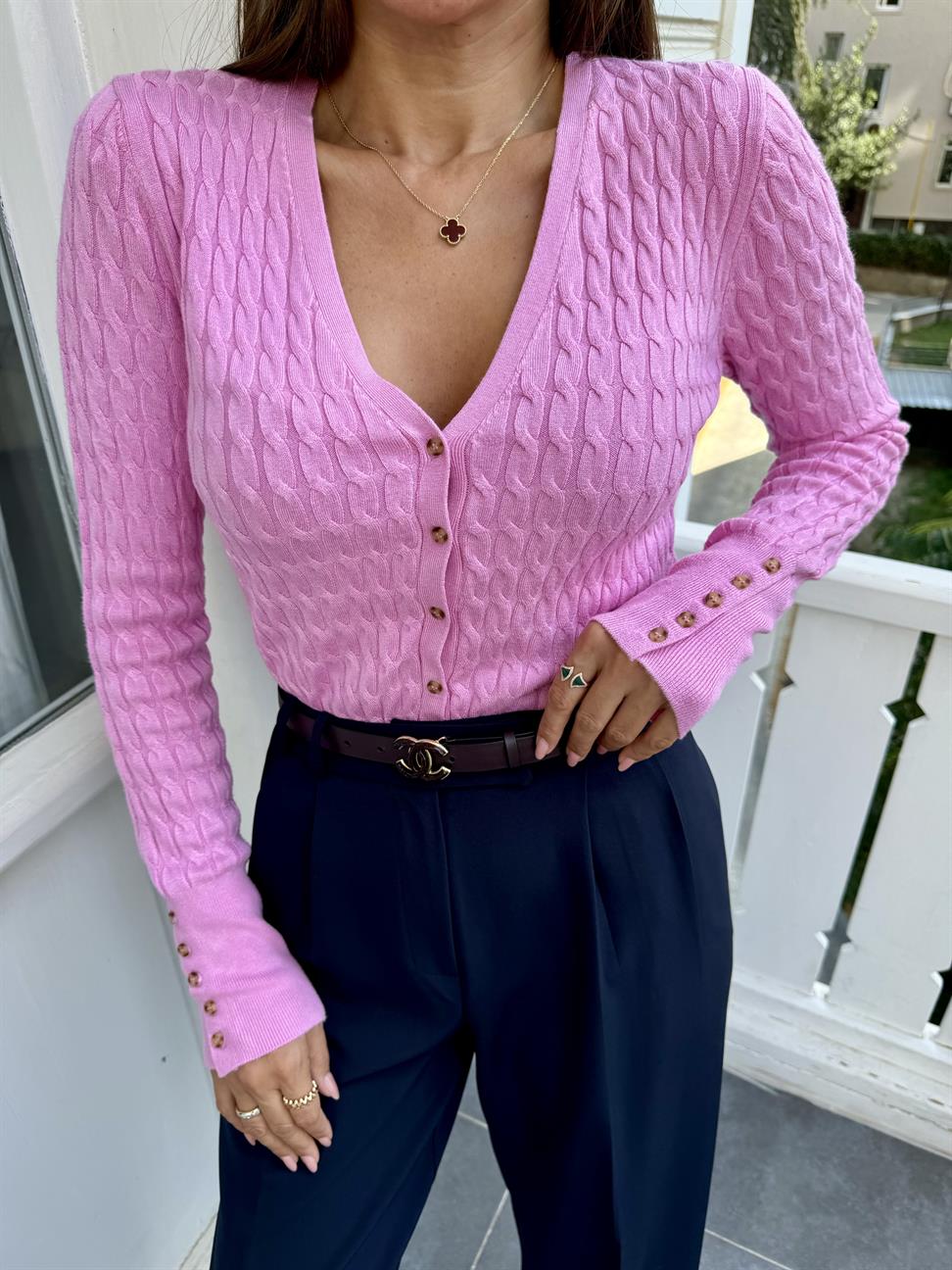Pembe Kolları Düğmeli V Yaka Hırka