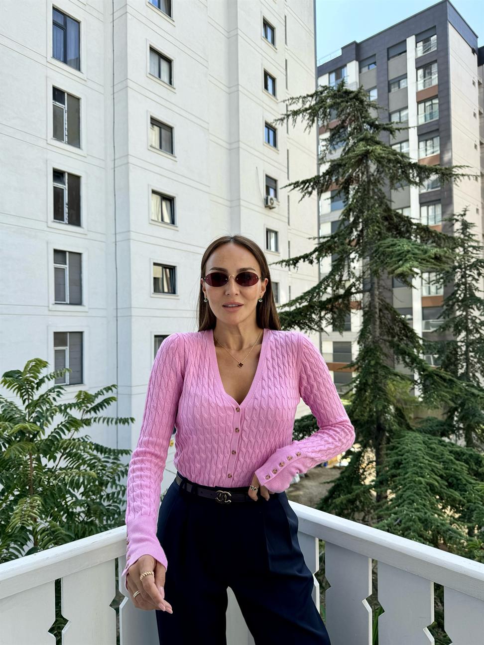 Pembe Kolları Düğmeli V Yaka Hırka
