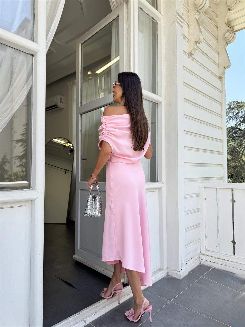 Pembe Omzu Dökümlü Elbise