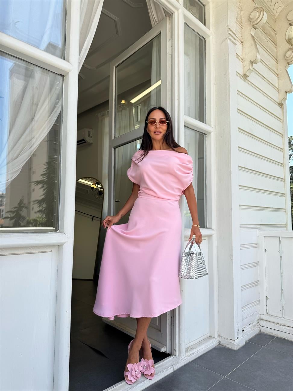 Pembe Omzu Dökümlü Elbise