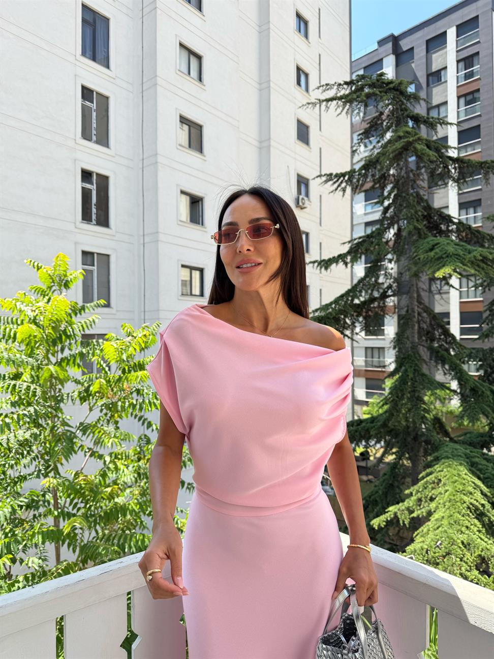 Pembe Omzu Dökümlü Elbise