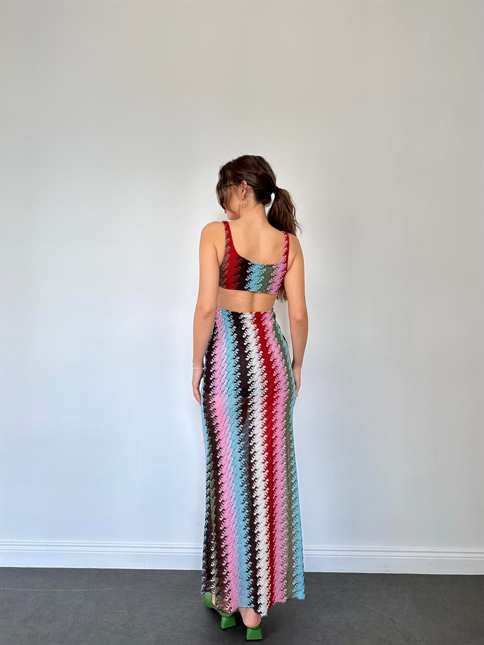 Renkli Astarlı Yanları Dekolte Detaylı Elbise