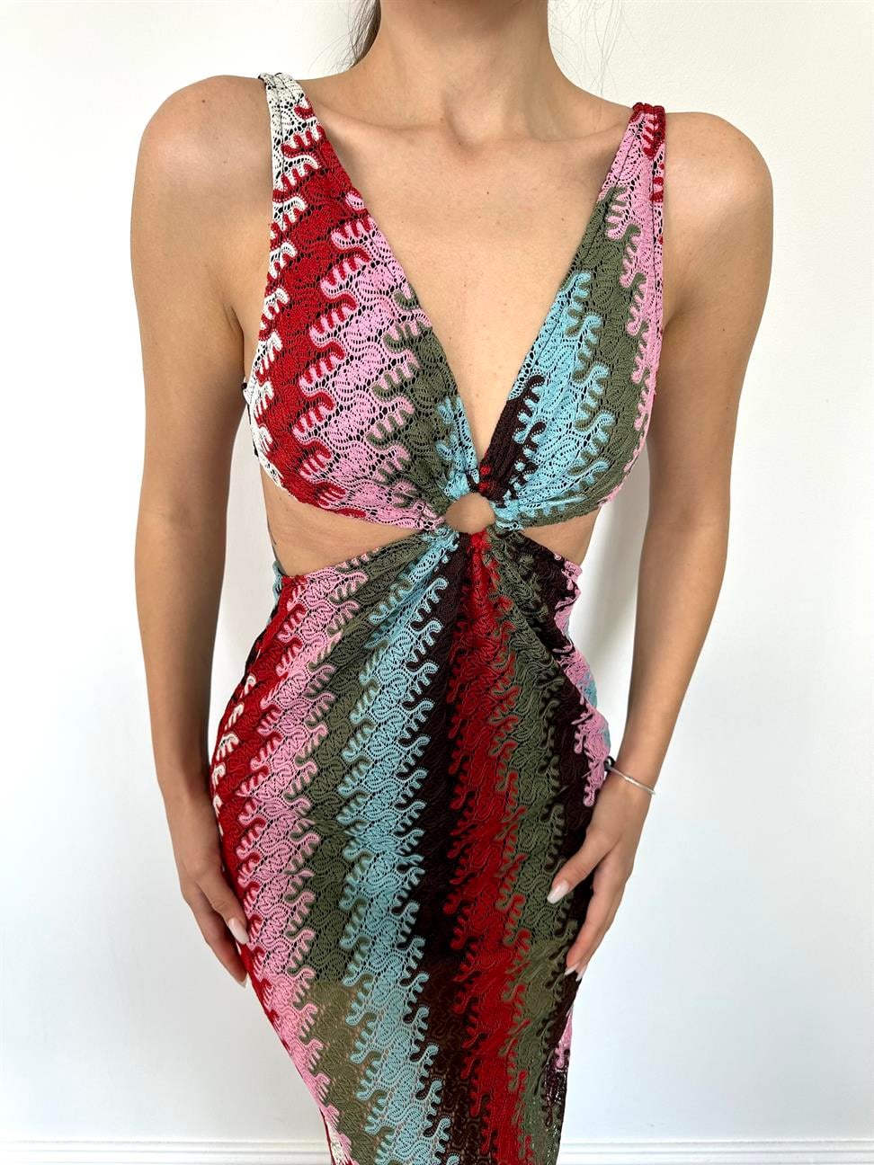 Renkli Astarlı Yanları Dekolte Detaylı Elbise