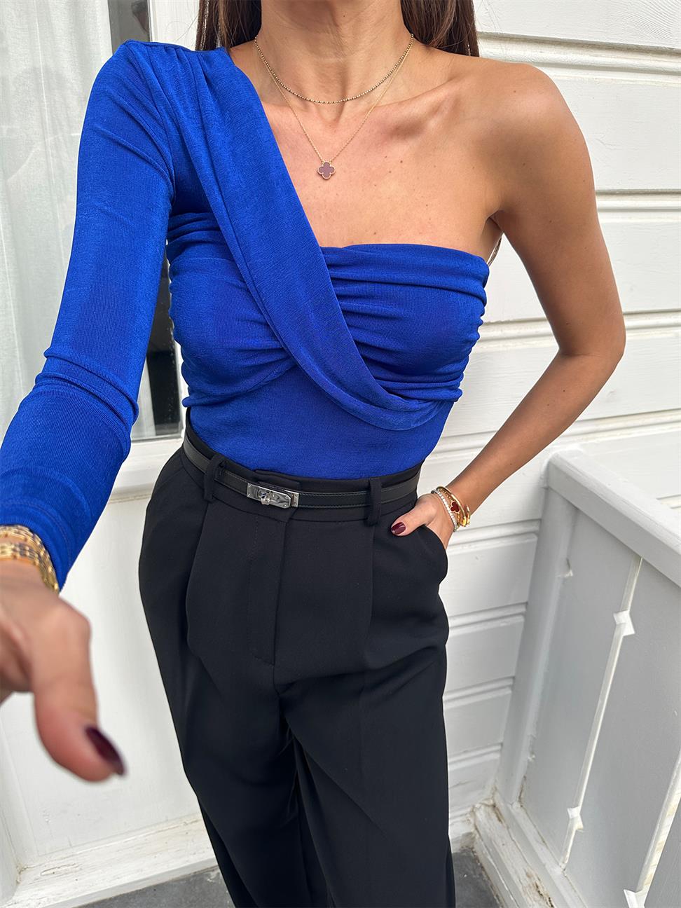 Saks Mavi Tek Kol Drapeli Bluz