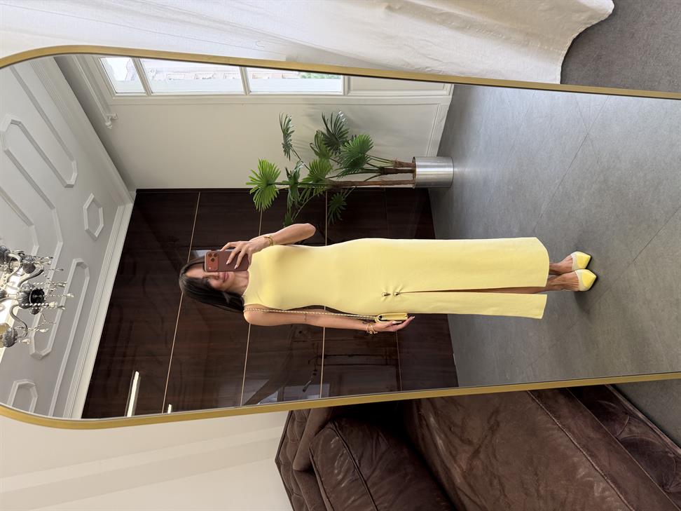 Sarı Aksesuar Detaylı Yırtmaçlı Triko Elbise