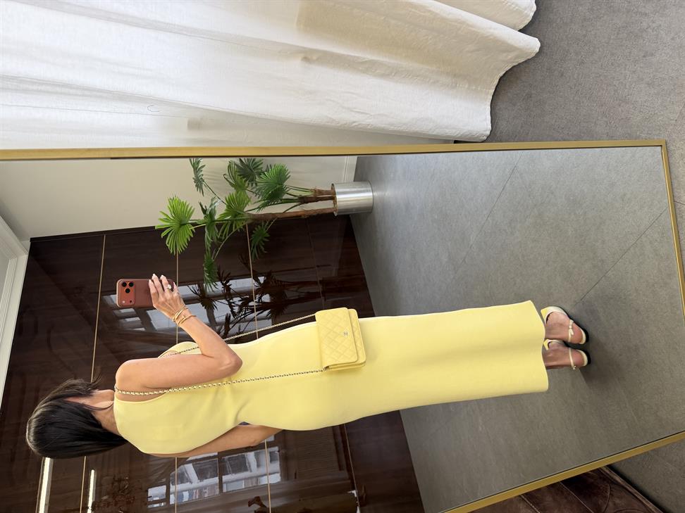 Sarı Aksesuar Detaylı Yırtmaçlı Triko Elbise