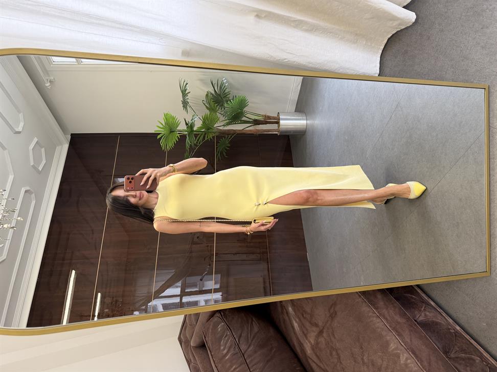 Sarı Aksesuar Detaylı Yırtmaçlı Triko Elbise