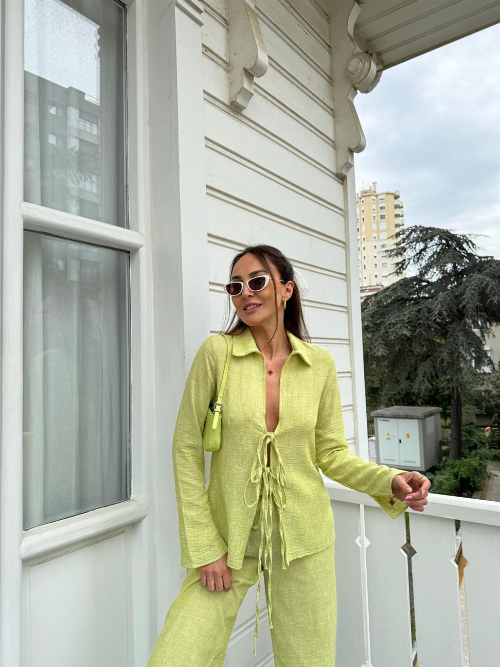 Sarı Bağlamalı Gömlek Takım