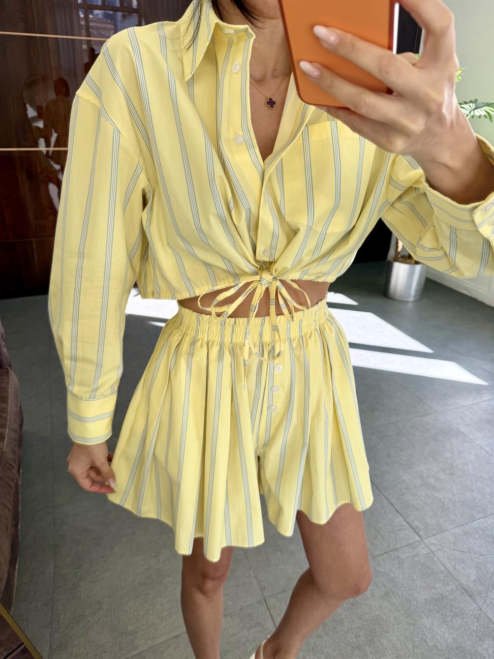 Sarı Çizgili Pileli Şort Etek ve Gömlek Takım