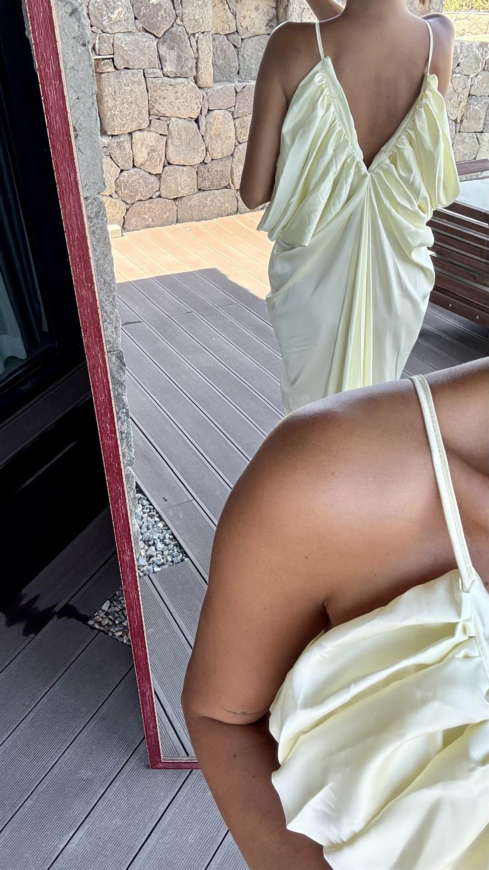 Sarı Saten Dökümlü Uzun Elbise