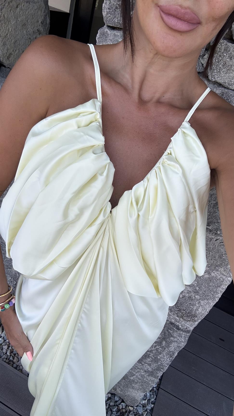 Sarı Saten Dökümlü Uzun Elbise