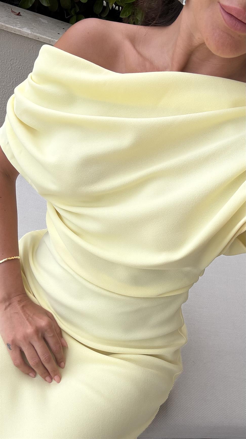 Sarı Omzu Dökümlü Elbise